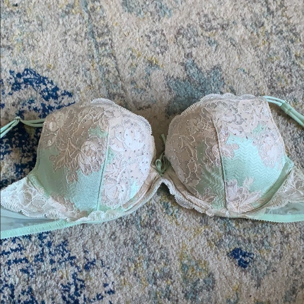 Brand New Victoria’s Secret Bedazzled Push-up Bra